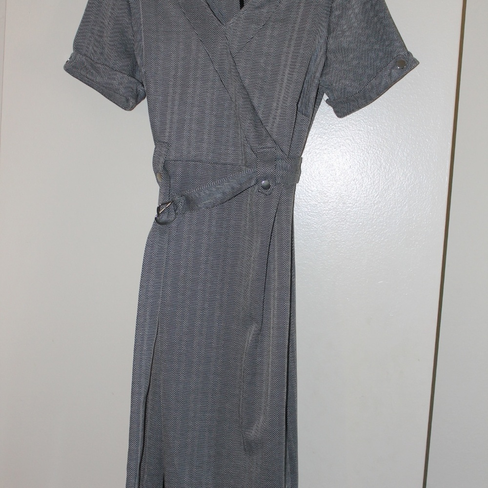 Must Go! 👋🏽 Black and White patterned dress 😊 - Picture 6 of 8